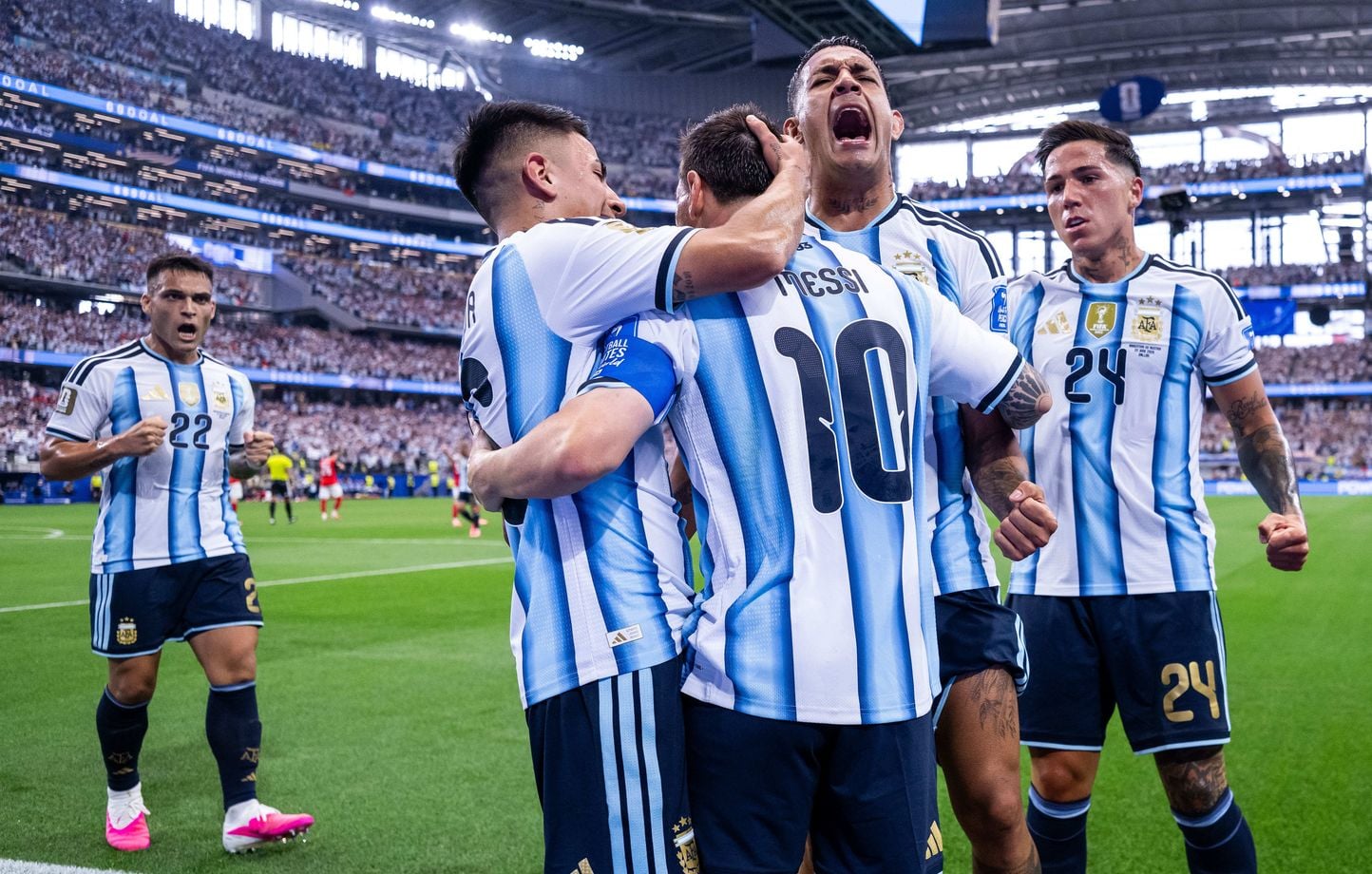 Detrás de la genialidad de Messi, diez perros guardianes “dispuestos a morir” por su ídolo Detrás de la genialidad de Messi, diez perros guardianes “dispuestos a morir” por su ídolo